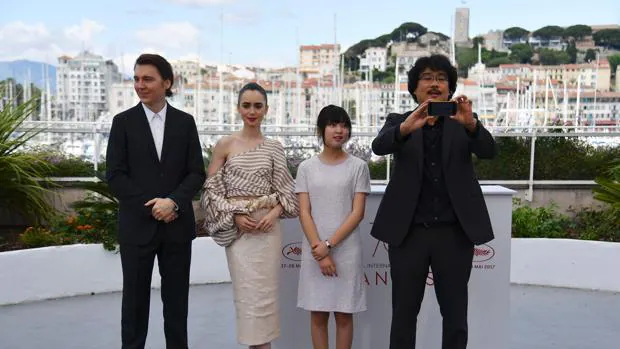 Parte del equipo de «Okja», una de las dos películas que Netflix presenta en Cannes