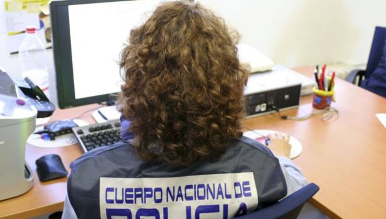 Forografía de archivo de un miembro de la Brigada de Investigación Tecnológica de la Policía Nacional (BIT)