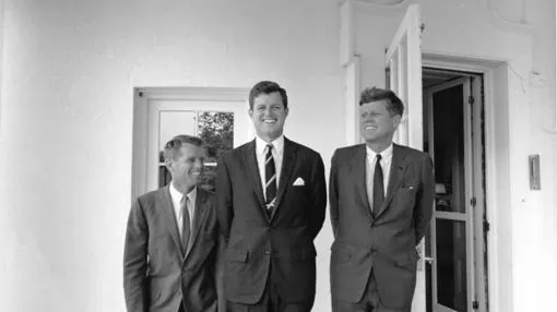 Kennedy, junto a sus hermanos