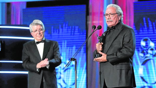 Enrique Cerezo entrega a Edward James Olmos el Platino de Honor