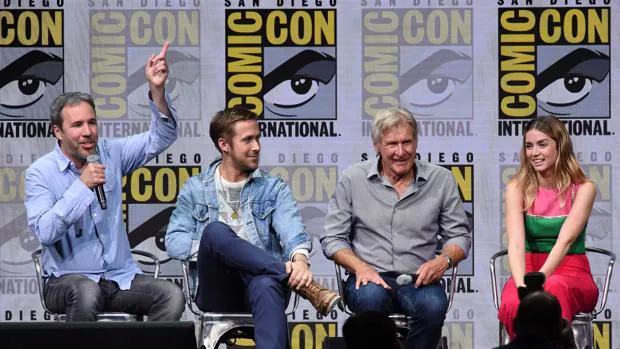 Denis Villeneuve, Ryan Gosling, Harrison Ford y Ana de Armas en la Comic-Con