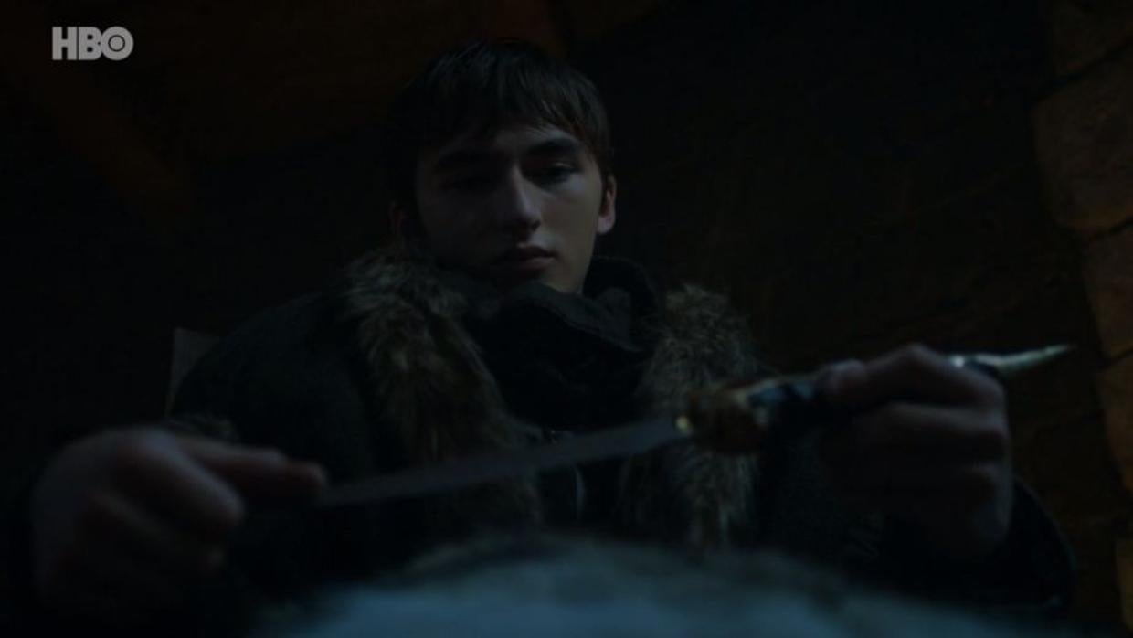Bran Stark recibe una daga de acero valyrio de manos de Meñique