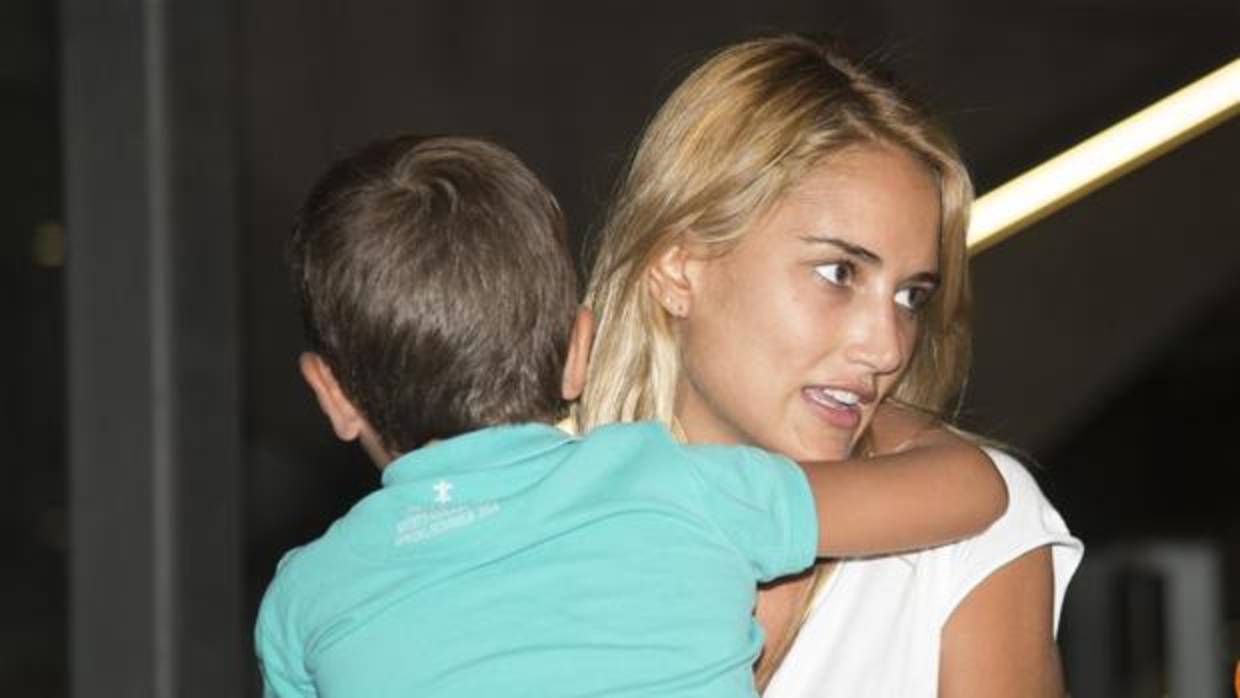 Alba Carrillo, en el aeropuesto de