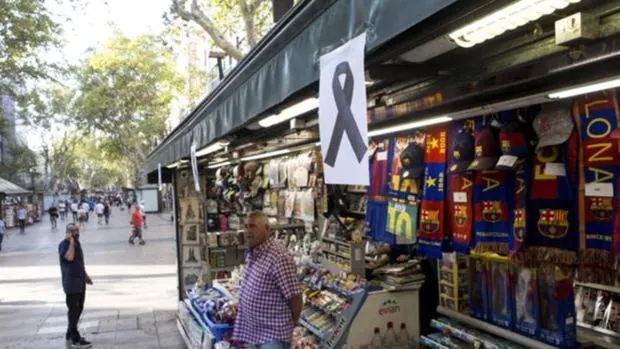 Aspecto de un quiosco en Barcelona, con un crespón negro como señal de respeto a las víctimas
