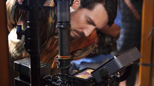 Alberto Ammann comprueba cómo ha quedado una escena recién grabada