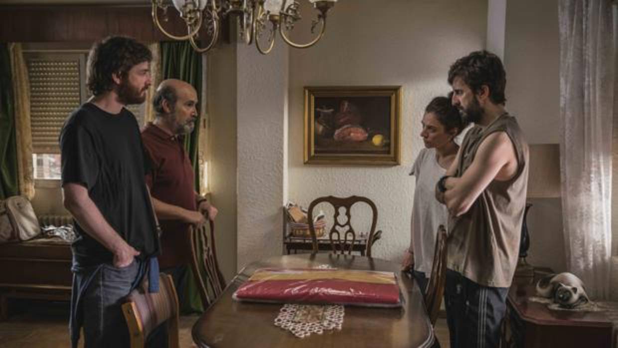 Los protagonistas de «Fe de etarras», en una escena de la película