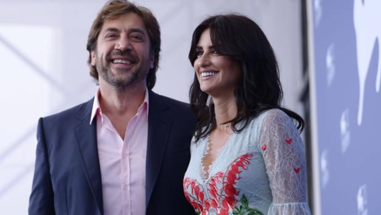 Javier Bardem y Penélope Cruz, protagonistas de «Loving Pablo», durante la prensentación en Venecia
