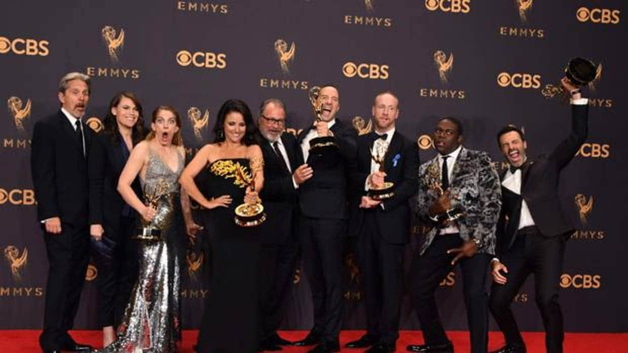 Julia Louis-Dreyfus, junto al reparto de «Veep», ganadores del Emmy a la mejor serie de comedia