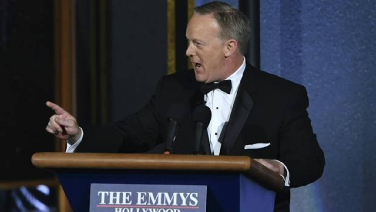 Sean Spicer, exportavoz de la Casa Blanca, se parodia a sí mismo en los Emmy