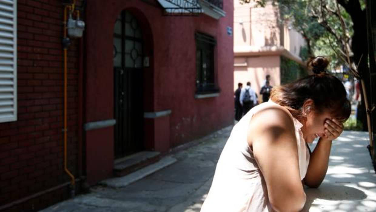 Una mujer llora después del terremoto de México
