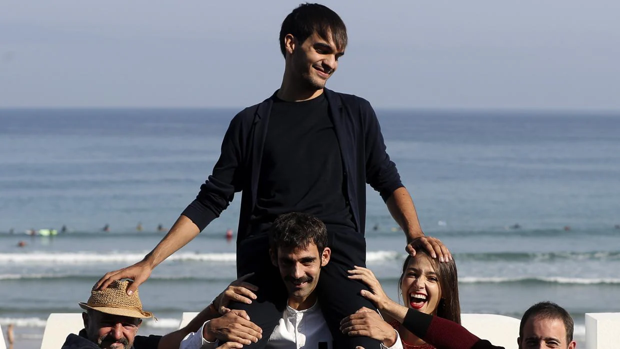 Los actores de «Handia», durante la presentación de su película en la sección oficial de la 65 edición del Festival Internacional de Cine de San Sebastián