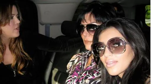Kim sacando un selfie mientras van de camino a prisión