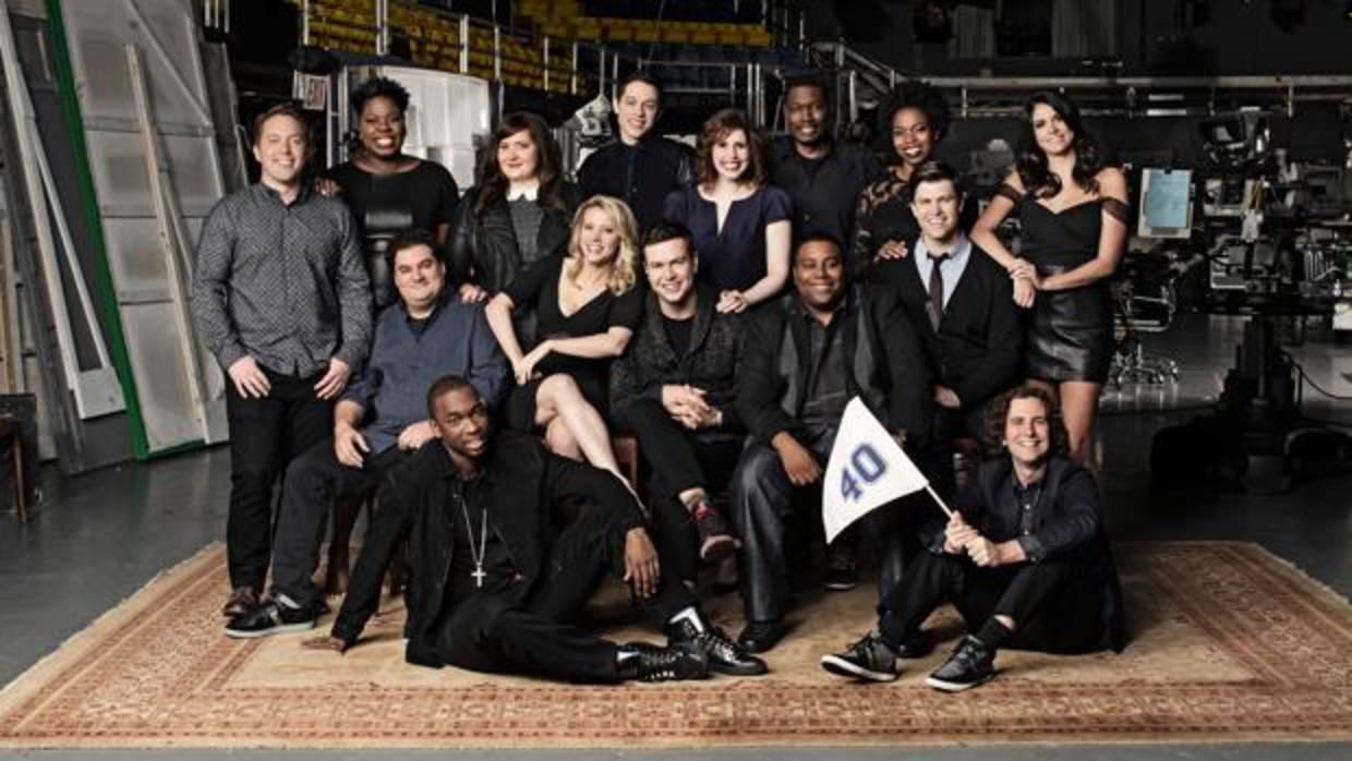 Los miembros del equipo de Saturday Night Live posaron juntos en 2015 con motivo de su 40 aniversario