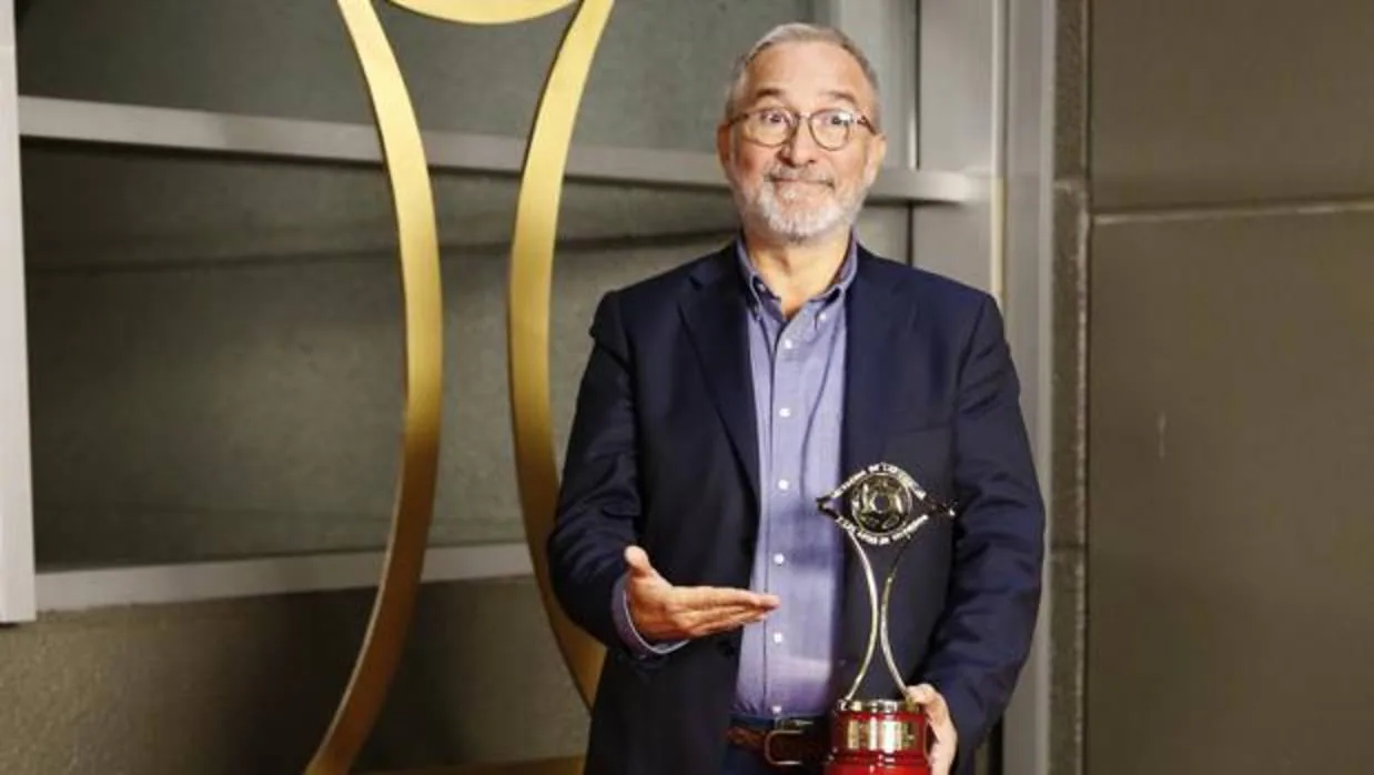 El periodista y presentador Xavier Sardá tras recibir el «Premio Iris Toda una Vida»