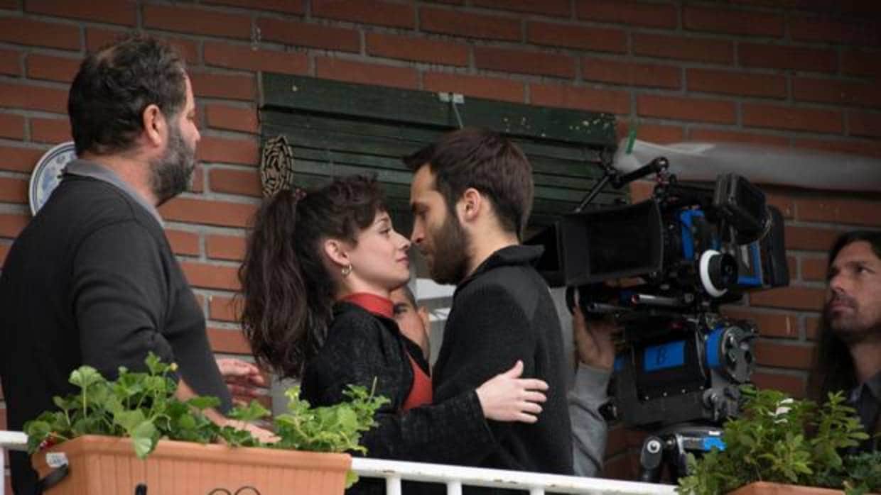 Carlos (Ricardo Gómez) y Karina (Elena Rivera) en las priemras escenas de la temporada 19