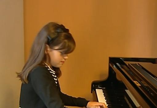 Amaia, al piano con 8 años