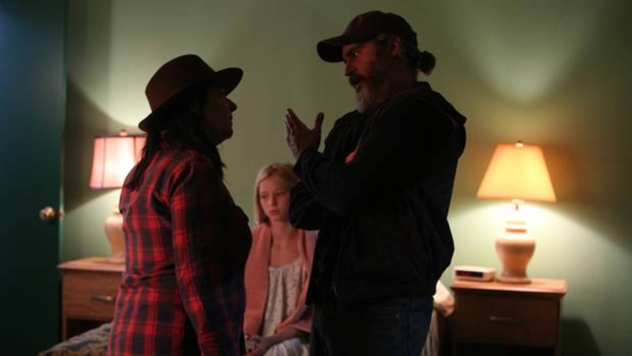 Lynne Ramsay y Joaquin Phoenix conversan en el set de «En realidad, nunca estuviste aquí»