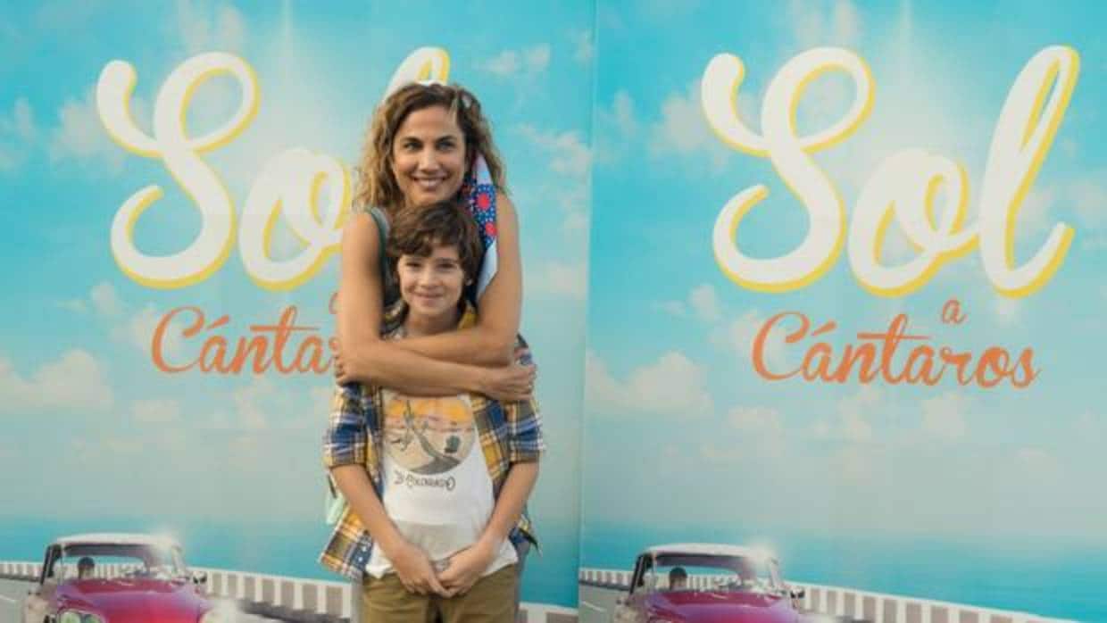 Toni Acosta y Alejandro Serrano, madre e hijo en el filme