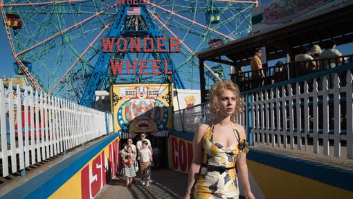 Juno Temple, frente a la noria de Coney Island que da título al filme de Woody Allen