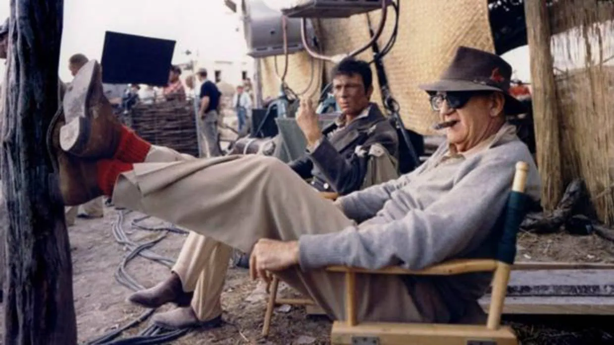 John Ford, en el rodaje de «El álamo», de John Wayne. El cineasta acudió al plató de la película de su actor fetiche y llegó a filmar algunos planos