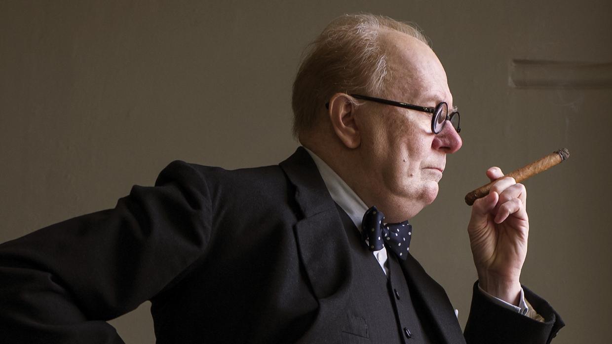Gary oldman interpreta a Winston Churchill en El instante más oscuro
