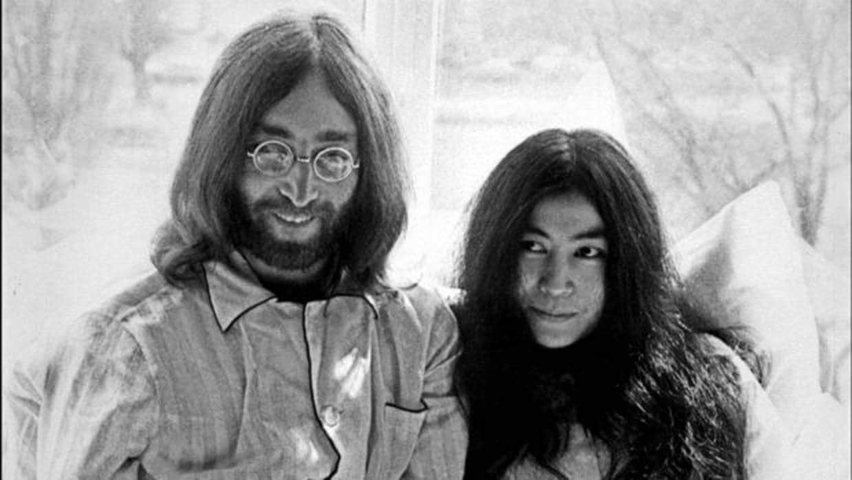 John Lennon junto a su mujer, Yoko Ono, en el Hotel Hilton de Ámsterdam (Holanda)