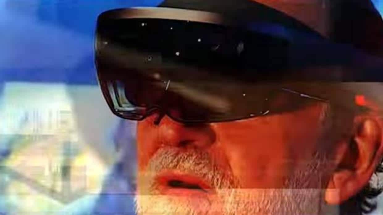Mariano Rajoy, con unas gafas de realidad virtual, en el nuevo vídeo promocional de «Black Mirror»