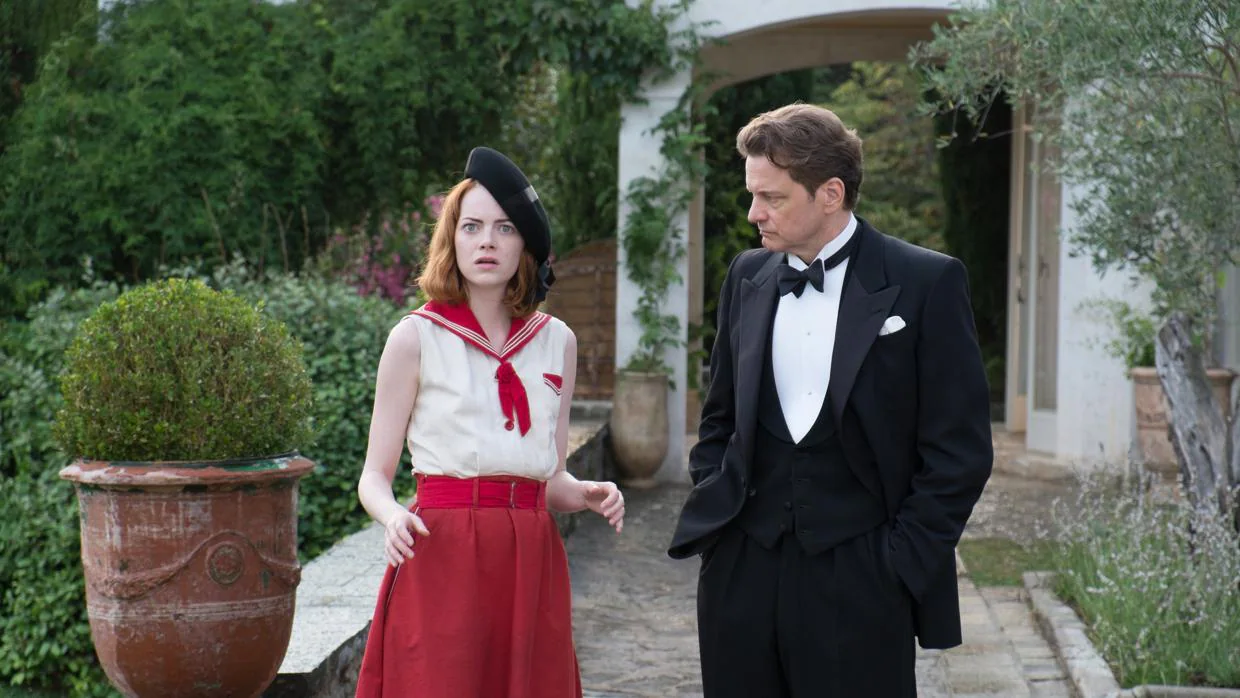 Colin Firth (derecha) junto a Emma Stone (izquierda) en «Magia a la luz de la luna», la película que ambos protagonizaron para Woody Allen en 2014