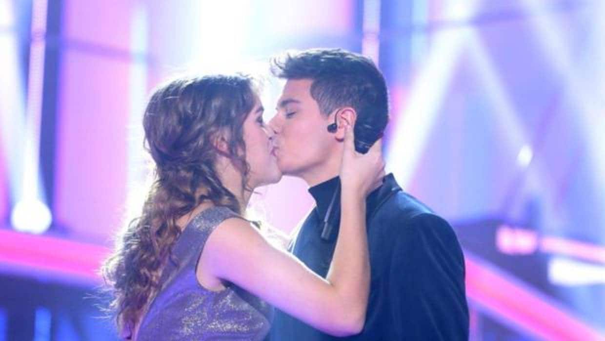 El beso de Amaia a Alfred tras su actuación en pareja en la gala de Operación Triunfo (OT 2017)