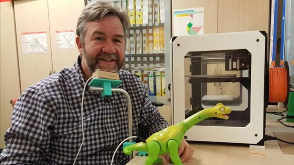 Miguel Ángel Valero muestra uno de los pulsadores que han diseñado para niños con parálisis