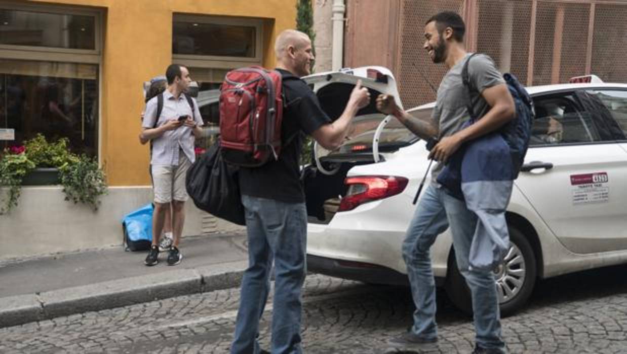 Los jóvenes viajaban por Europa como mochileros