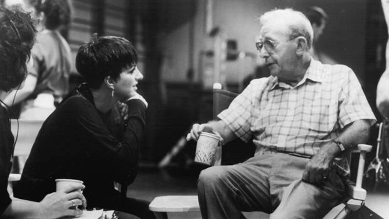Lewis Gilbert junto a Liza Minnelli, en el rodaje de «Un paso adelante»