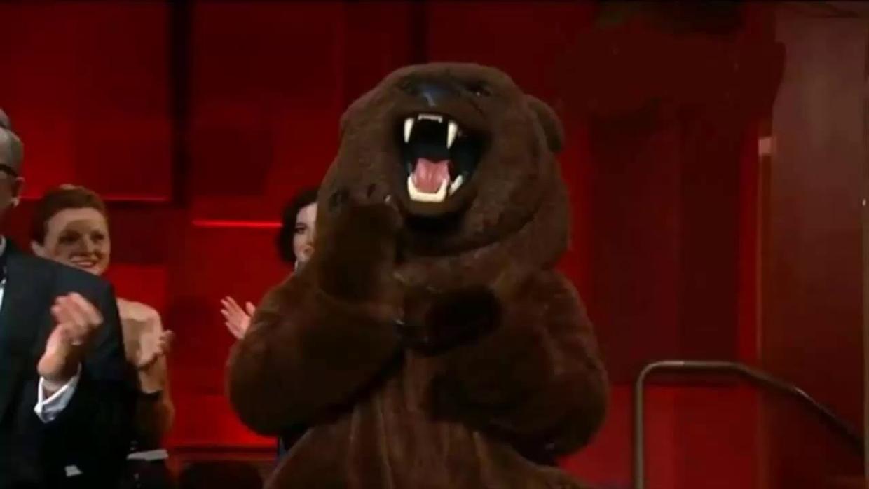 El oso homenaje a «El renacido» en los Oscar