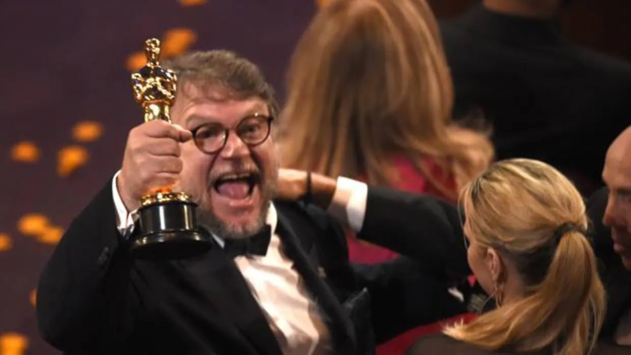 Guillermo del Toro levanta su Oscar como mejor director