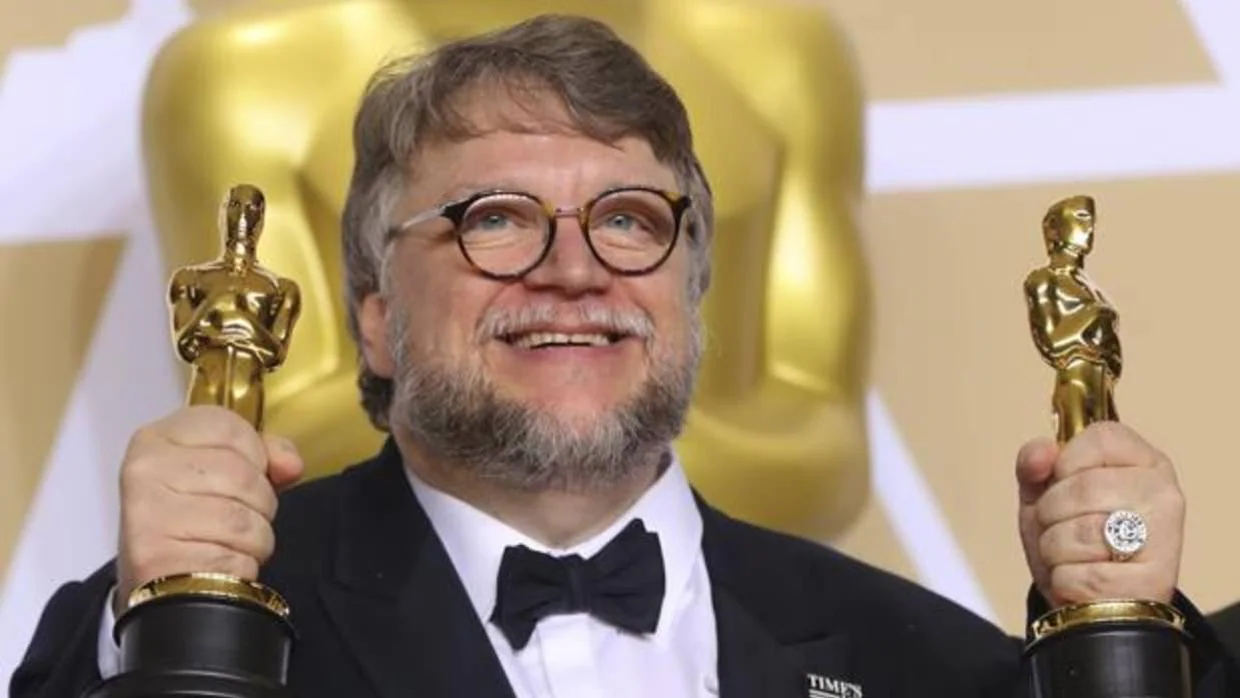 Guillermo del Toro recobe el Oscar a mejor director