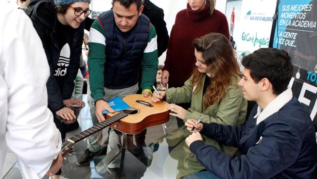 Amaia y Alfred desatan la locura entre miles de fans en su primera y única firma de discos conjunta