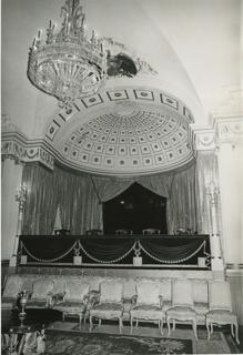 Instalación de una sala de proyecciones en El Pardo, donde Franco, que se sentaba en la butaca central, disfrutaba de pases privados