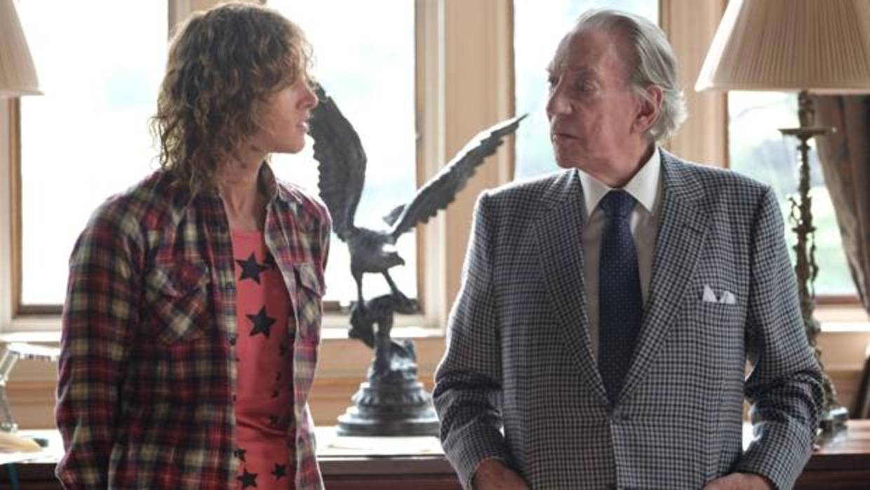 Harris Dickinson, en el papel John Paul Getty III, y Donald Sutherland, como John Paul Getty