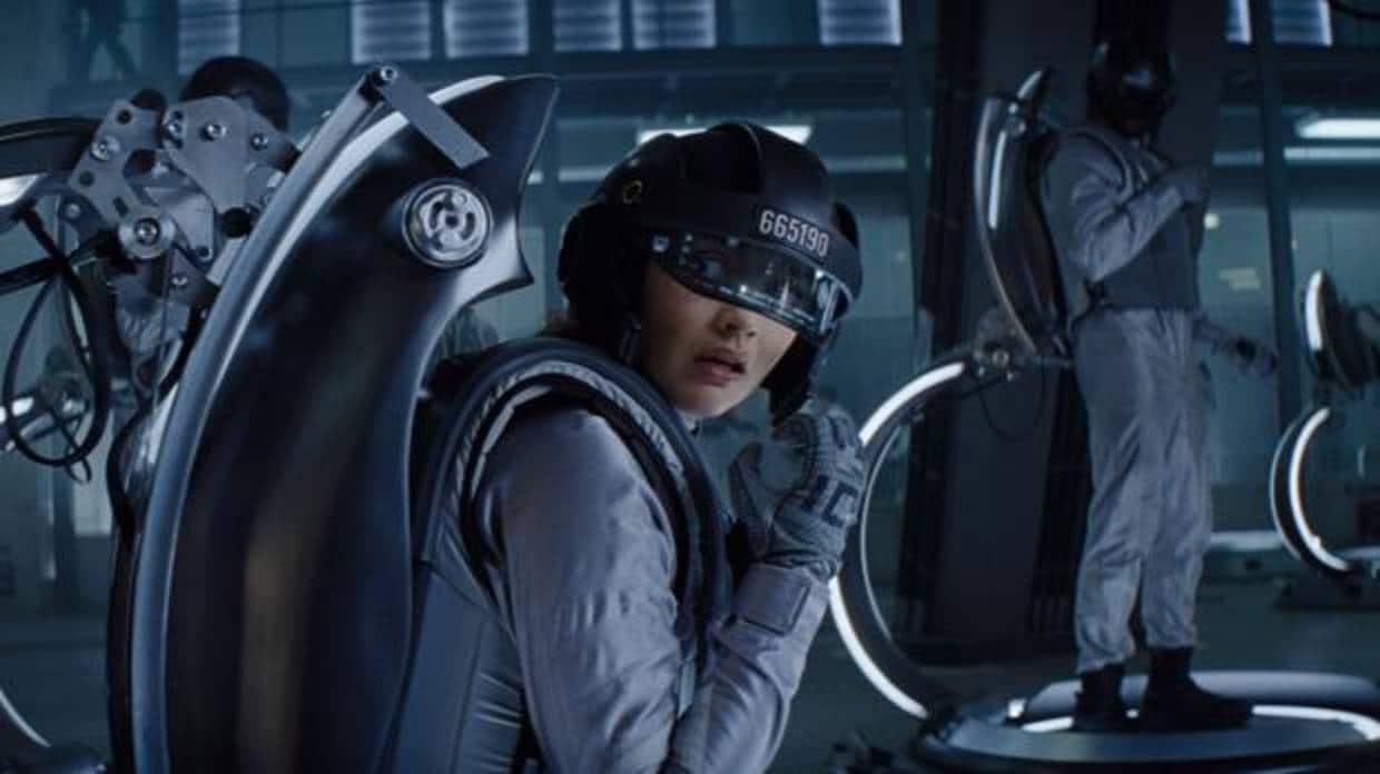 Olivia Cooke, en una de las futuristas máquinas de realidad virtual