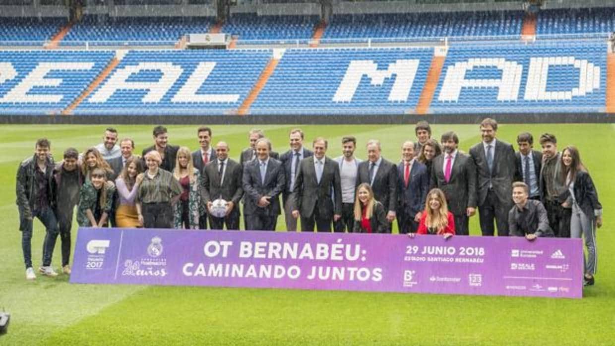 Foto de familia de los concursantes de OT 2017 y los representantes del Real Madrid en el Bernabéu