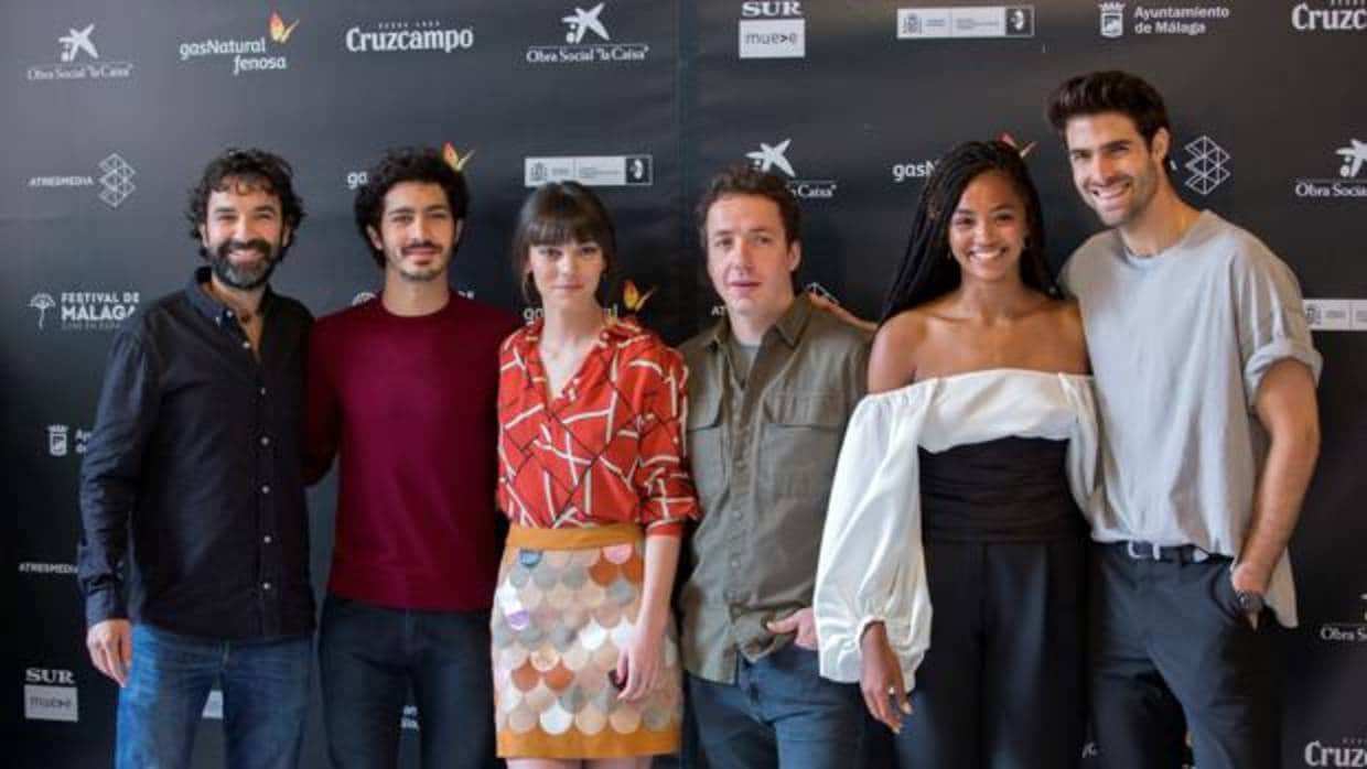 El director de cine, Mateo Gil y los actores, Chino Darín, Vicky Luengo, Vito Sanz, Berta Vázquez y Juan Betancourt, en el Festival de Málaga