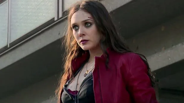 Elizabeth Olsen se queja del escote de su personaje en «Vengadores: Infinity War»