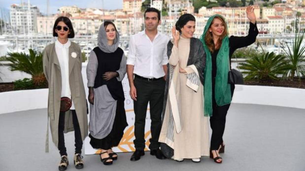 El director iranÍ Jafar Panahi acompañado en Cannes por el elenco de su película «Tres Caras»
