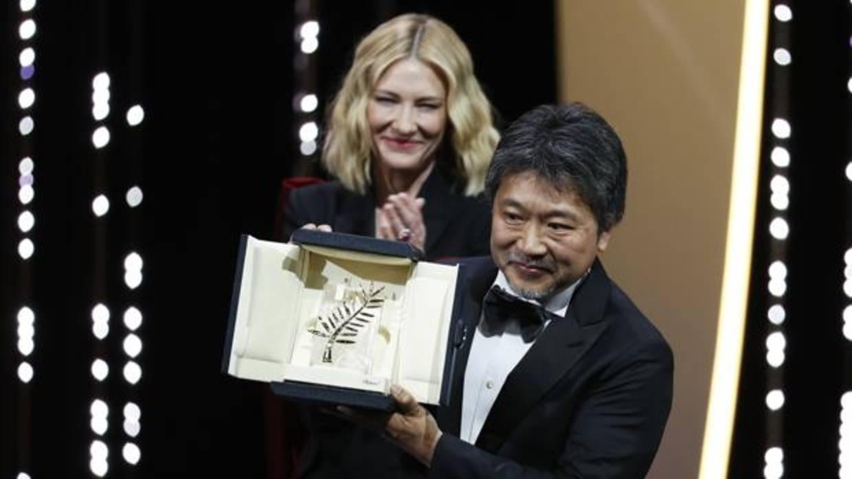 El director Hirokazu Kore-eda, Palma de Oro por «Shoplifters», tras recibir su premio de manos de Cate Blanchett