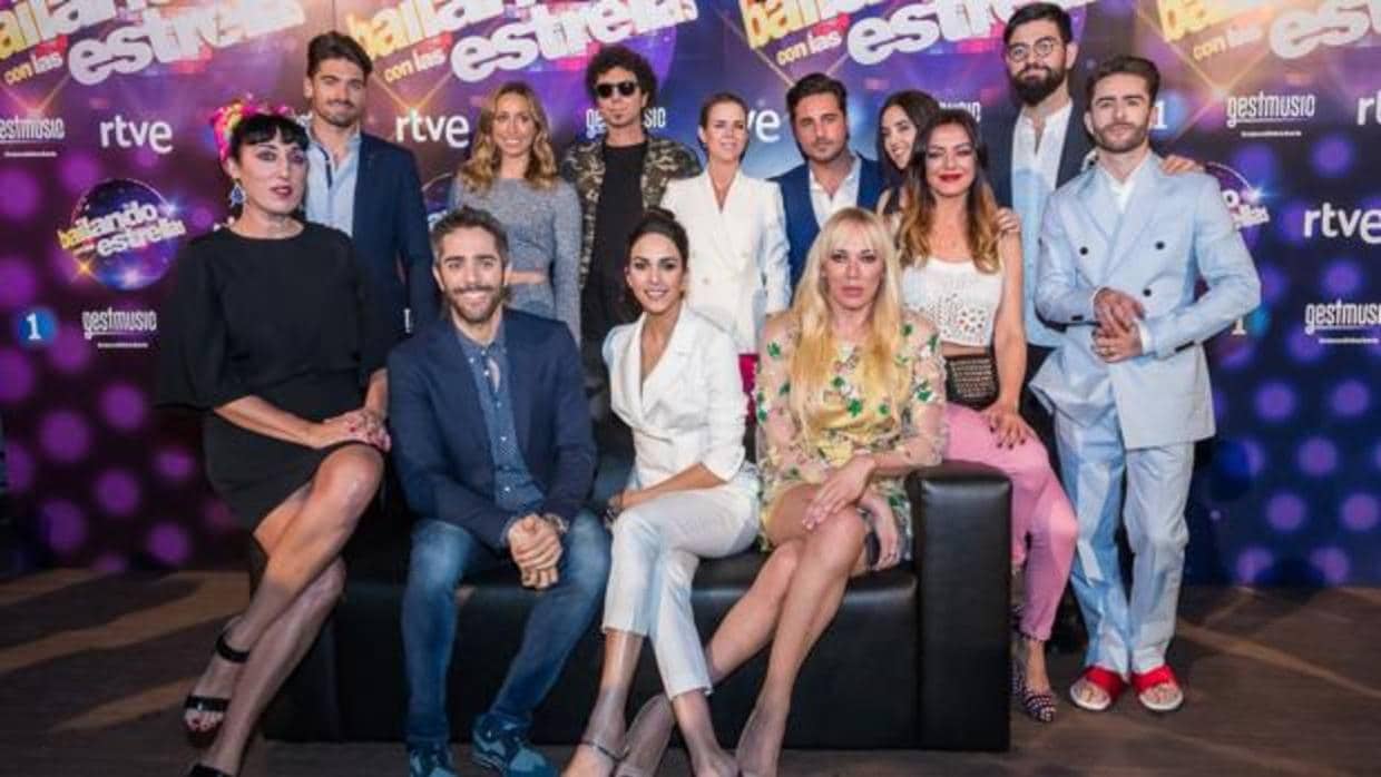 Los concursantes de «Bailando con las estrellas», junto a los presentadores Roberto Leal y Rocío Muñoz