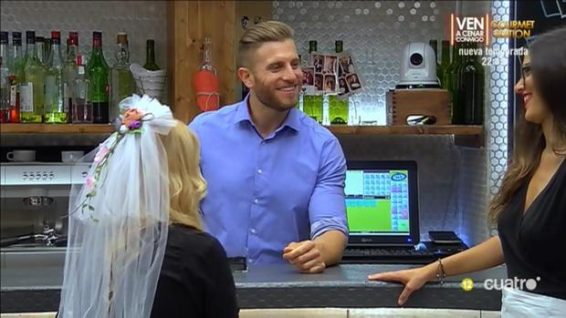 Delirio en «First Dates»: aparece con un velo de novia sin conocer a su cita