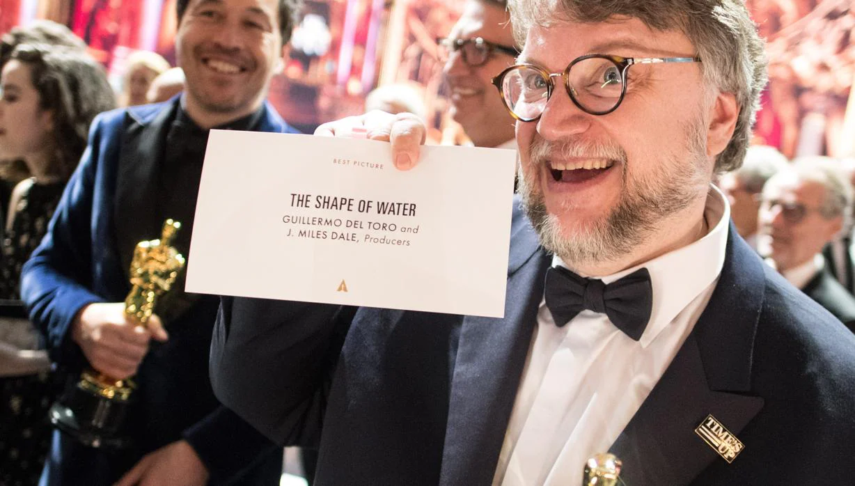 Guilermo del Toro celebra su triunfo en la última edición de los Oscar con la chapa de #Time'Up en la solapa