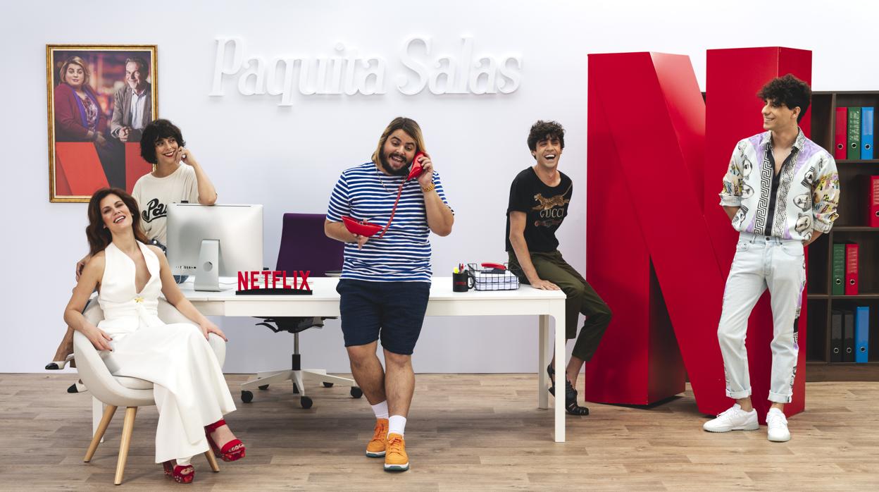 Parte del elenco de «Paquita Salas», junto a los Javis