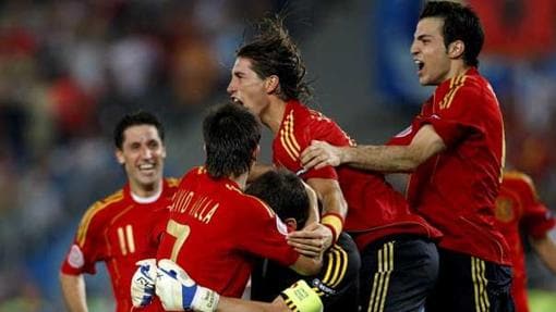 Los jugadores de la selección española celebrando su pase a la semifinal de la Eurocopa 2008