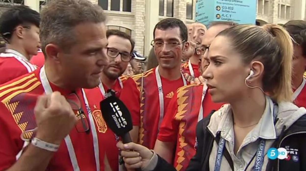 María Gómez entrevista a un aficionado tras la derrota de España